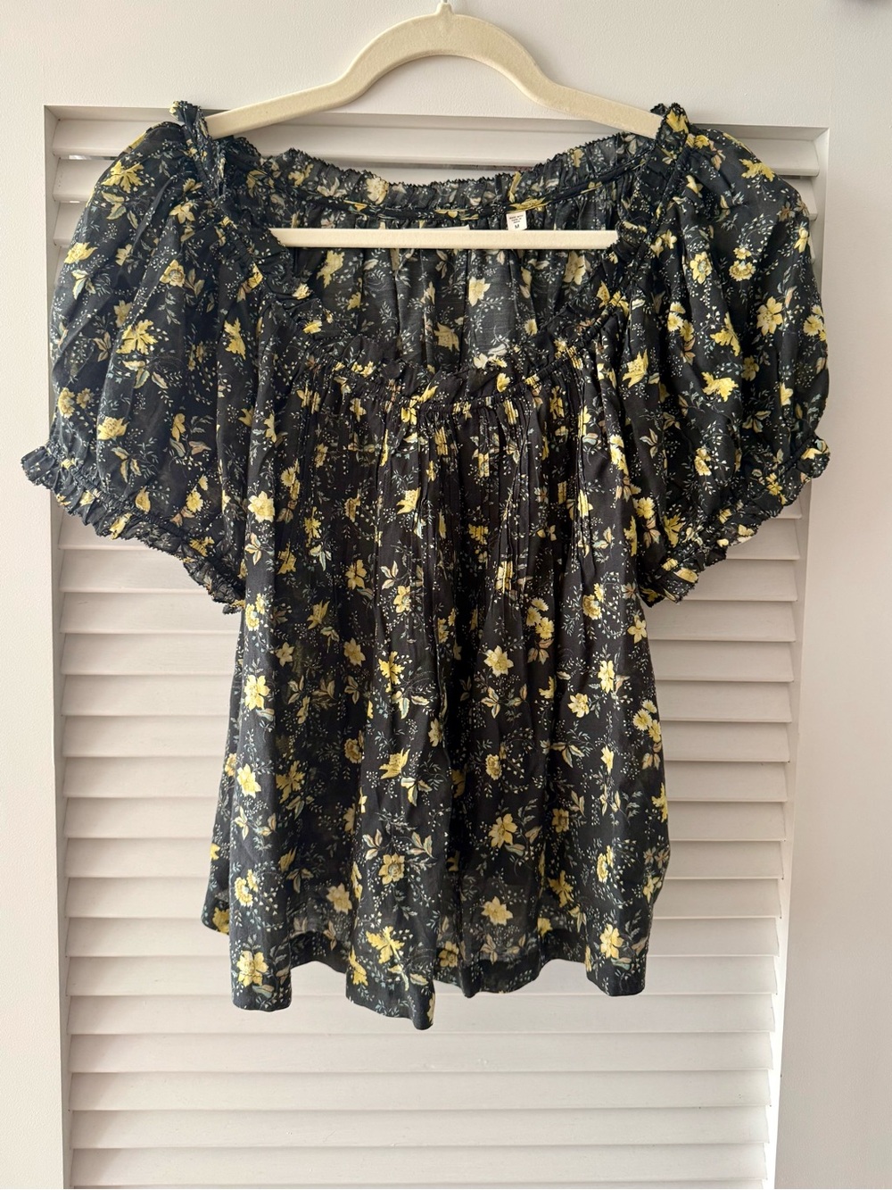 DOÊN Frederica Top (M) in Noir Winding Blossoms, Black, White & Yellow 🖤🍂🌼